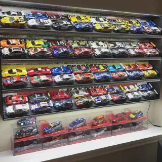 /img/51439-displaying-diecast-cars.webp