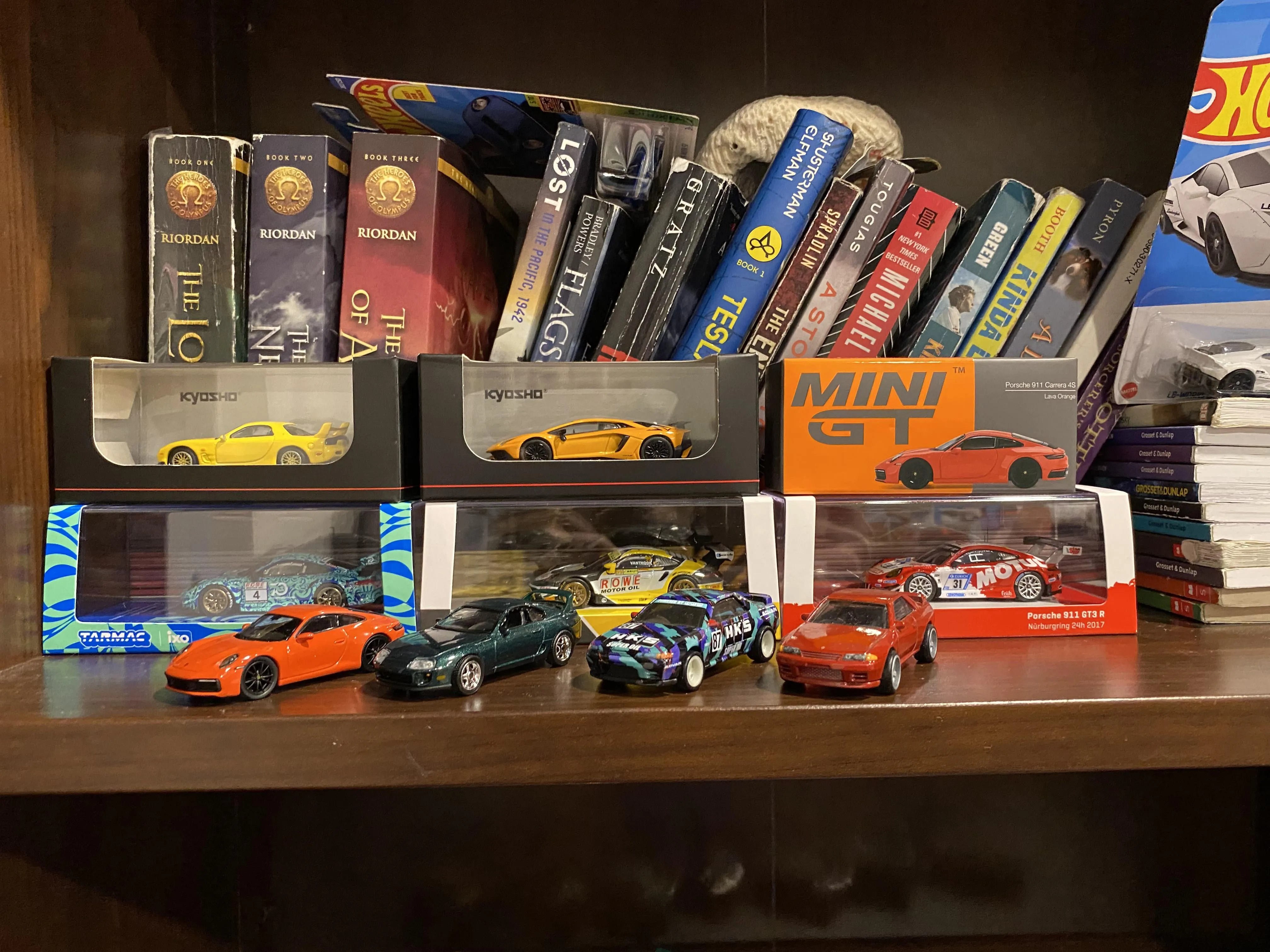 51507 photographing diecast cars