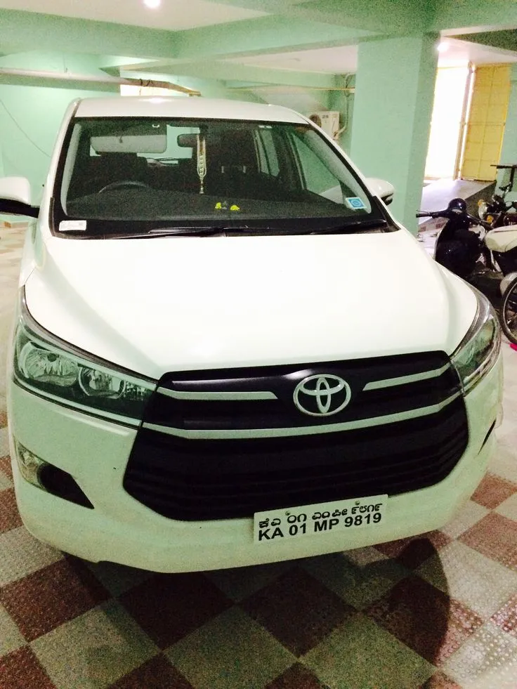 51552 innova crysta diecast detailing