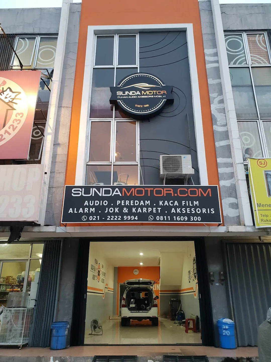 51577 surabaya store exterior