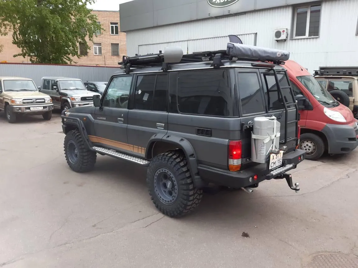 51590 model 1 diecast toyota land cruiser 70