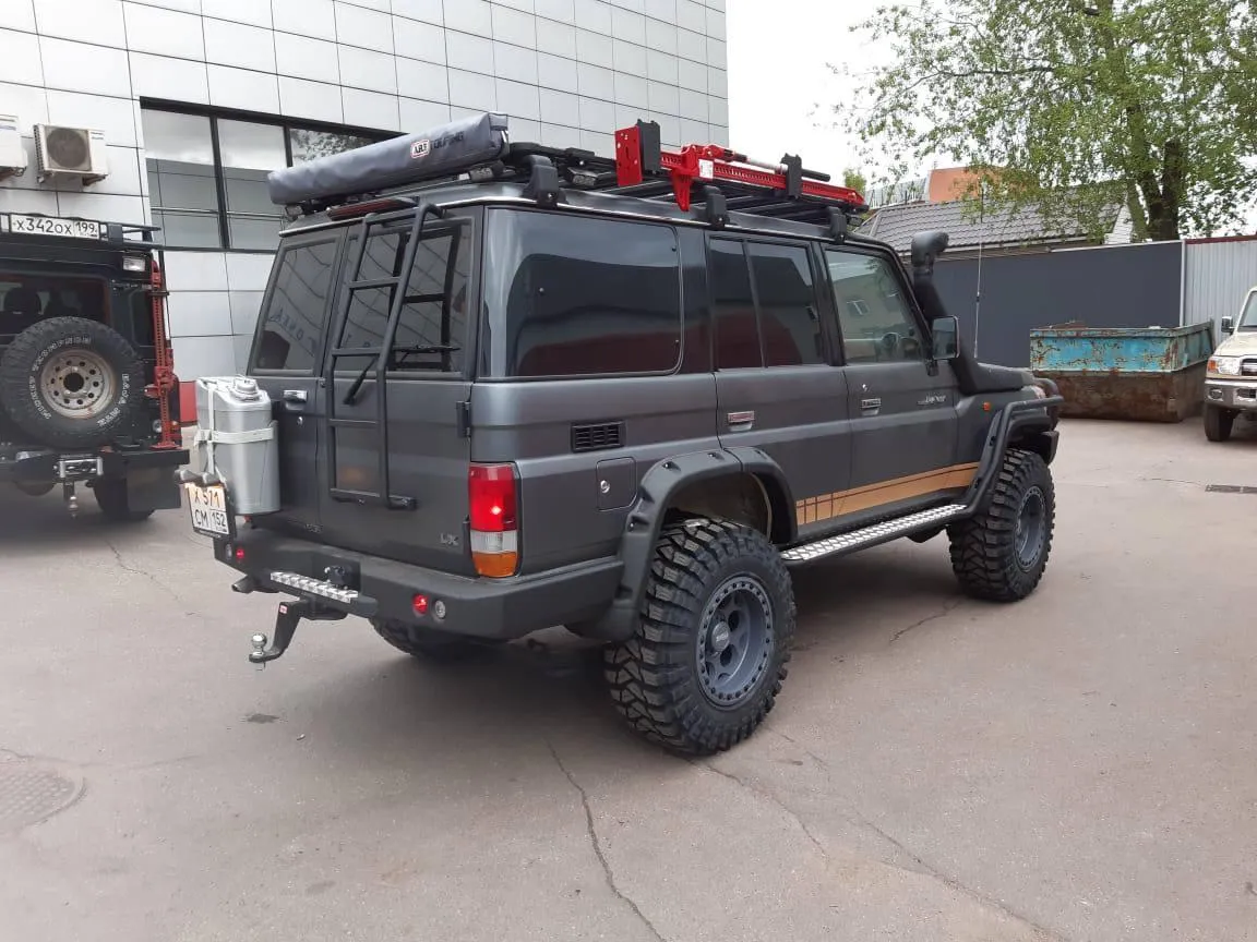 51590 model 3 diecast toyota land cruiser 70